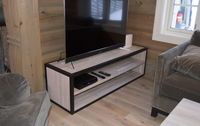 Skreddersydde tremøbler: TV-bord fra Fjellmøbler AS