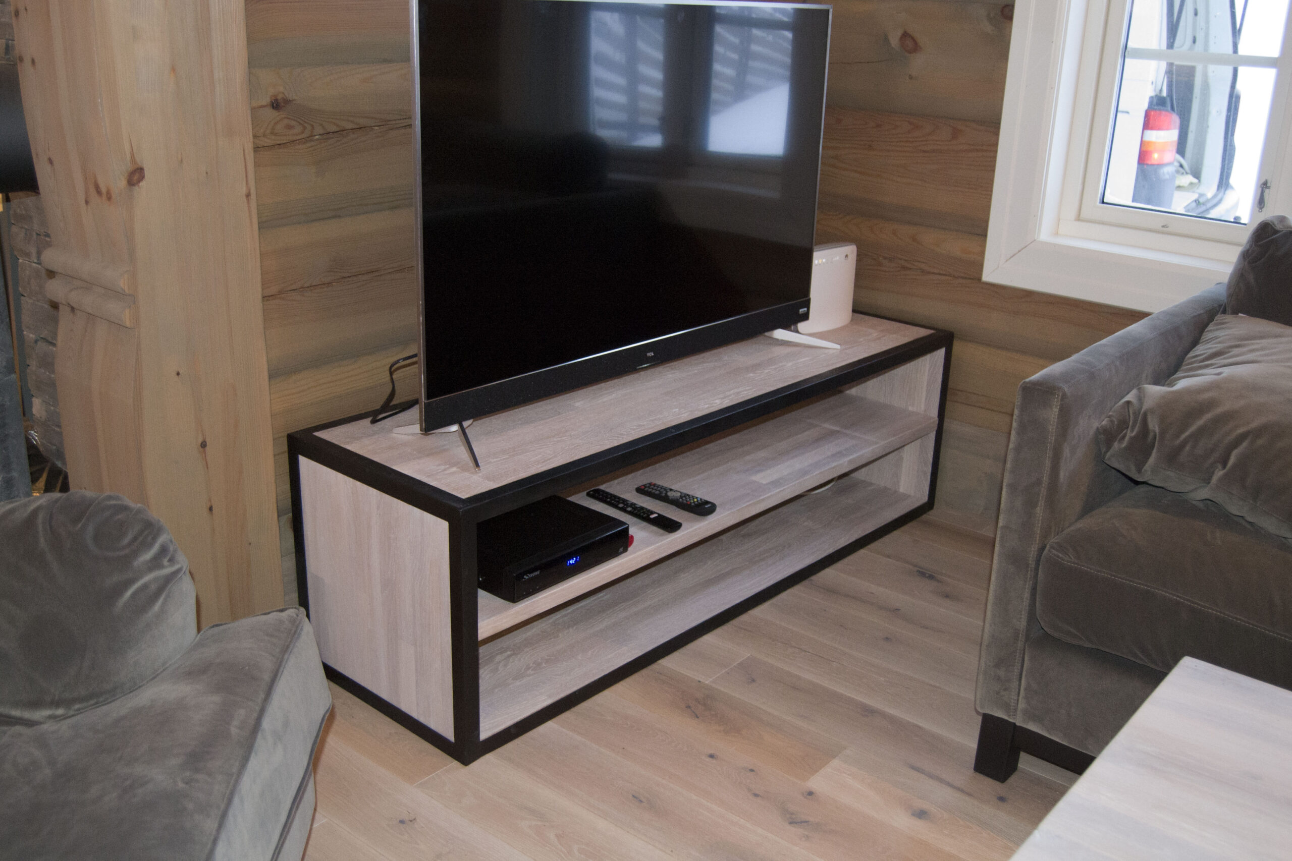 Skreddersydde tremøbler: TV-bord fra Fjellmøbler AS